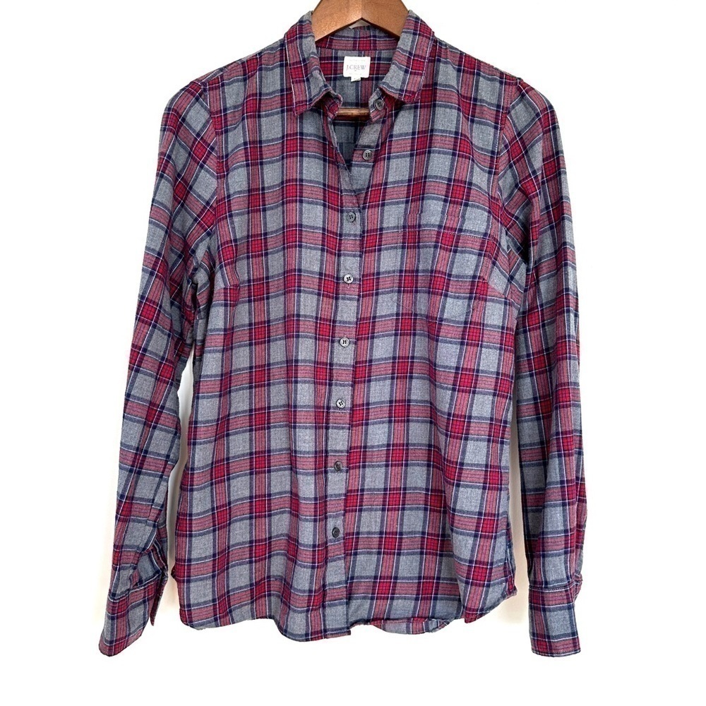 J. Crew button down shirt with long sleeves in 💯 cotton flannel, plaid